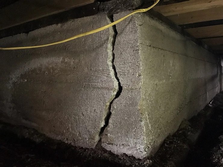 Small foundation crack